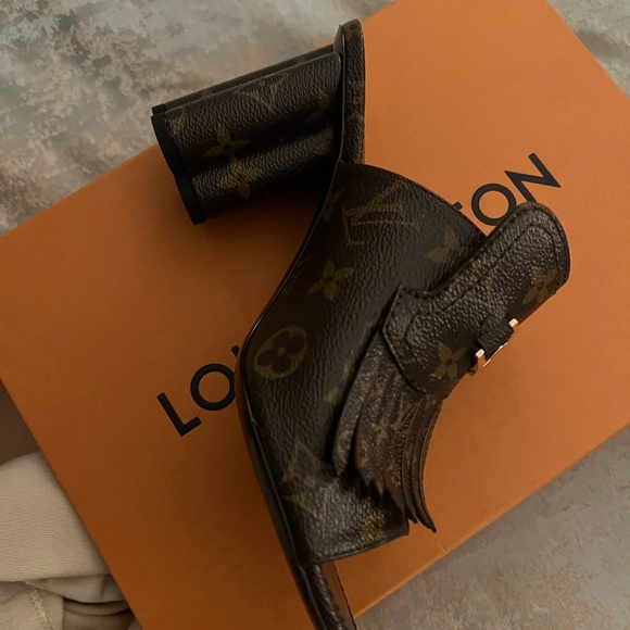 100% authentic Louis Vuitton LV Monogram Slides New Size 39, fit size 38 - Picture 7 of 9